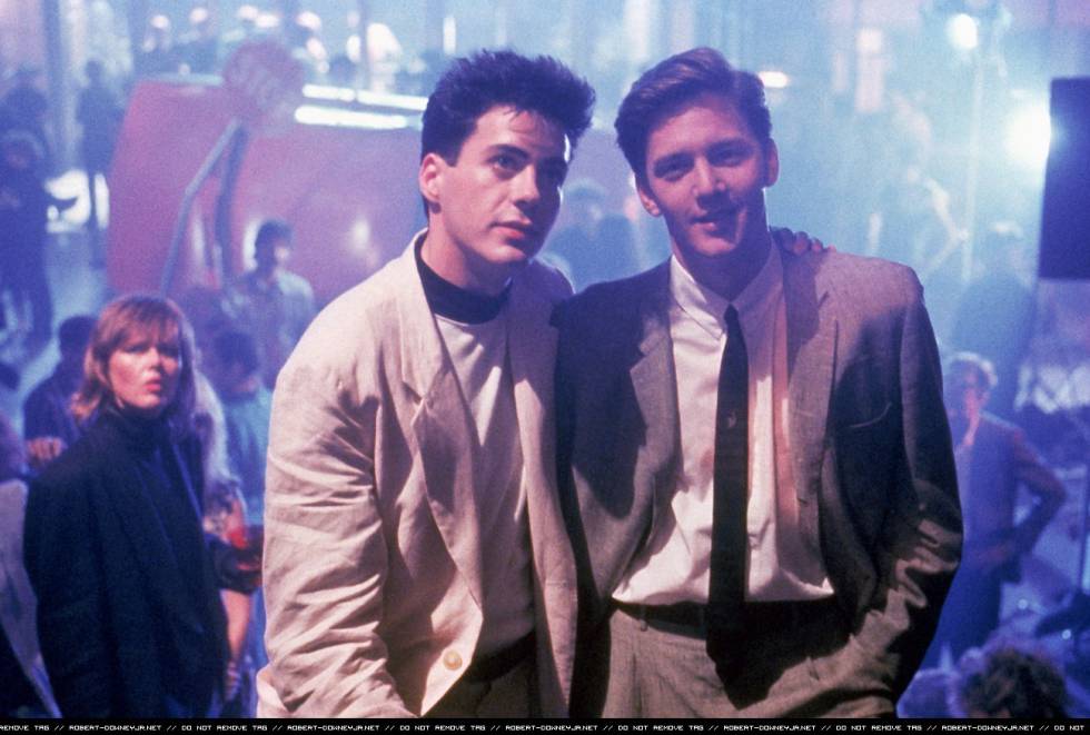 Robert Downey Jr. (recién estrenada su mayoría de edad) y Andrew McCarthy, en la adaptación cinematográfica de la novela de Bret Easton Ellis 