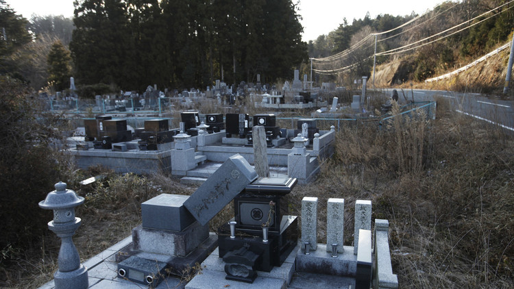 Varias tumbas se encuentran caídas en el cementerio del pueblo de Namie, dentro de la zona de exclusión de 20 km alrededor de la central nuclear de Fukushima, Japón. 15 de enero de 2012.