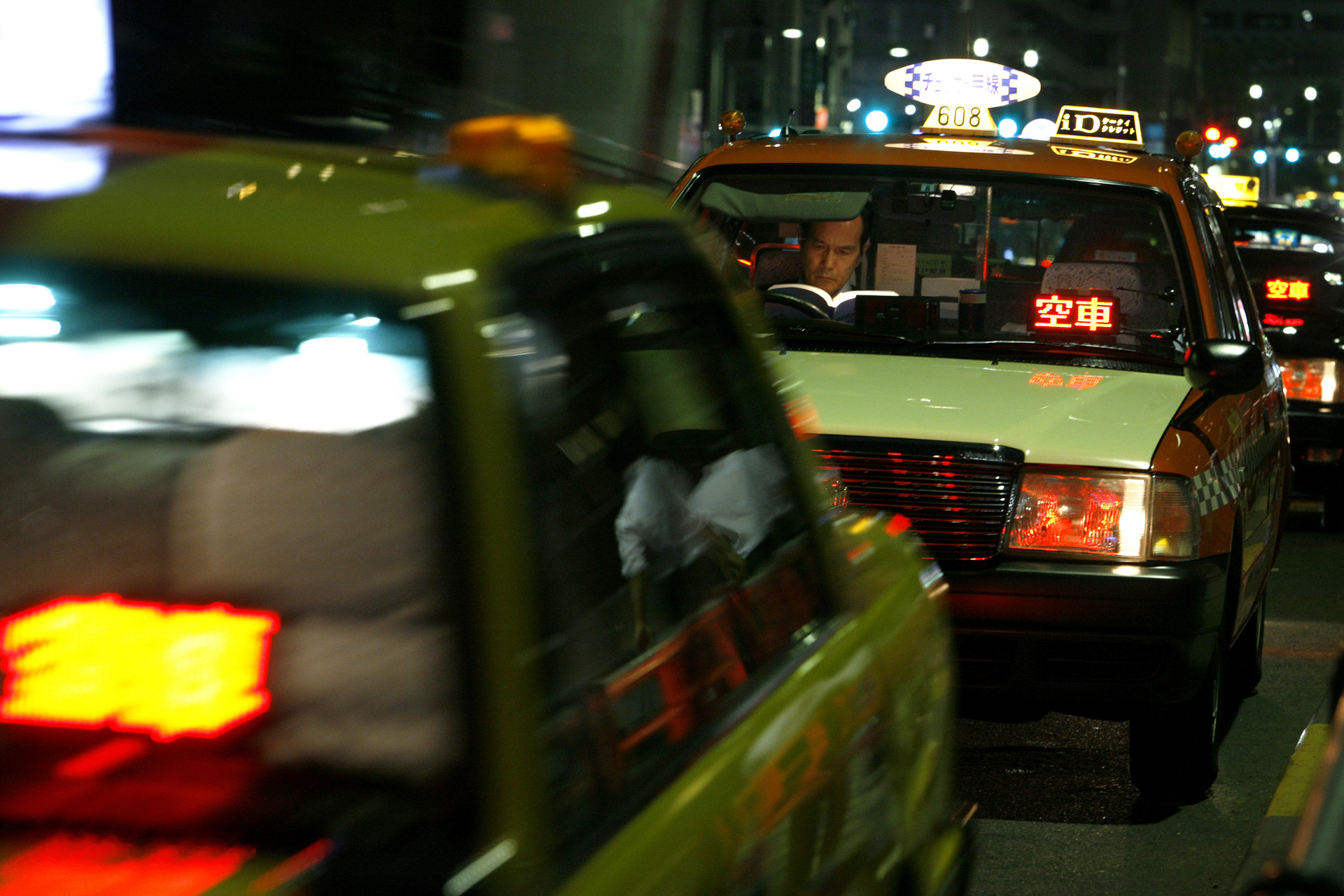 Un conductor de taxi a la espera de clientes en Japón. 3 de agosto de 2009.