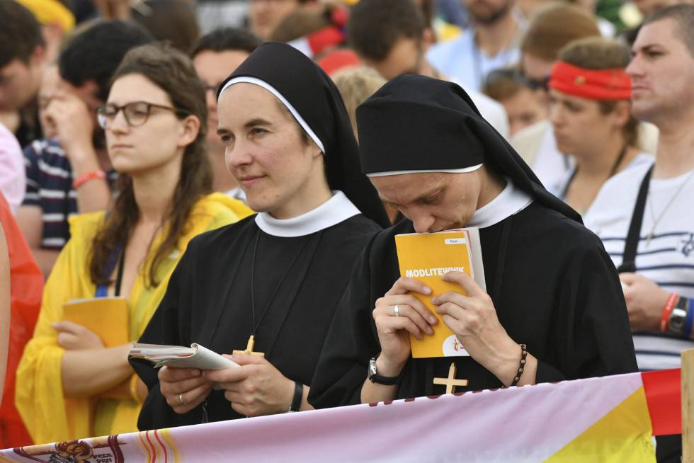 Dos monjas rezan durante la misa inaugural de la JMJ, este martes Dos monjas rezan durante la misa inaugural de la JMJ, este martes