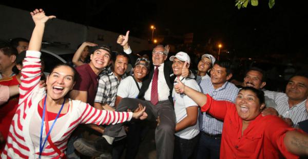 Manfredo Menacho es alzando en brazos por sus seguidores