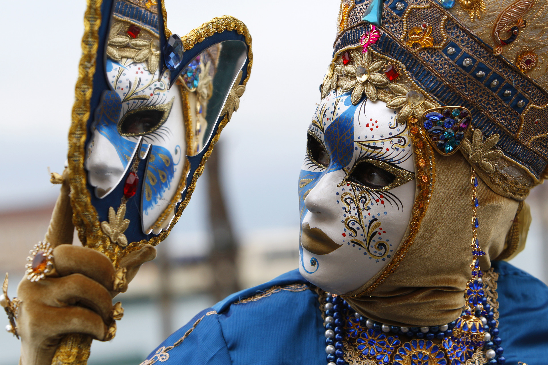 Una persona con una máscara posa en la plaza de San Marcos durante el carnaval de Venecia (Italia), el 6 de febrero de 2010.