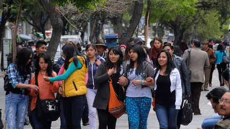 En comparación con las bolivianas, las europeas son 16 centímetros más altas.