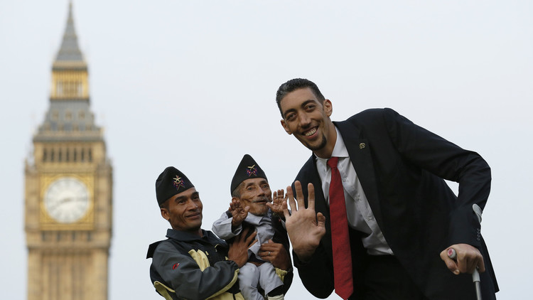 El hombre más bajo del mundo, Chandra Bahadur Dangi, posa con su sobrino Dolakh Dangi junto con el hombre más alto, Sultan Kosen, en Londres, Reino Unido, el 13 de noviembre de 2014.