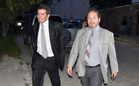 William Sánchez y Wálter Zuleta, abogados de Gabriela Zapata, en la requisa que participaron al domicilio de su cliente. Foto: Oswaldo Aguirre - archivo