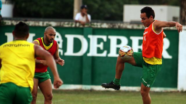 El volante Gualberto Mojica domina el balón. Su experiencia es importante en el equipo albiverde. Foto: Rolando Villegas %image_alt%