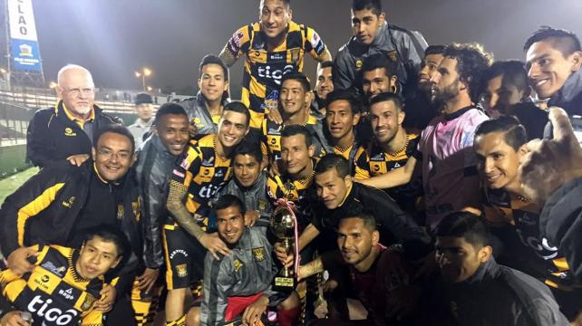 Los jugadores celebrando la victoria en el Callao. Foto: Club The Strongest %image_alt%
