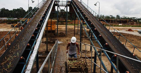 comenzó a producir el ingenio azucarero de san buenaventura es una obra de la camc Un obrero acarrea caña en medio de las cintas transportadoras del ingenio del norte de La Paz