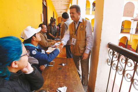 Observador. Leonel Fernández, expresidente de República Dominicana, saluda a uno de los jurados de mesa el día del referéndum constitucional. Foto: EFE