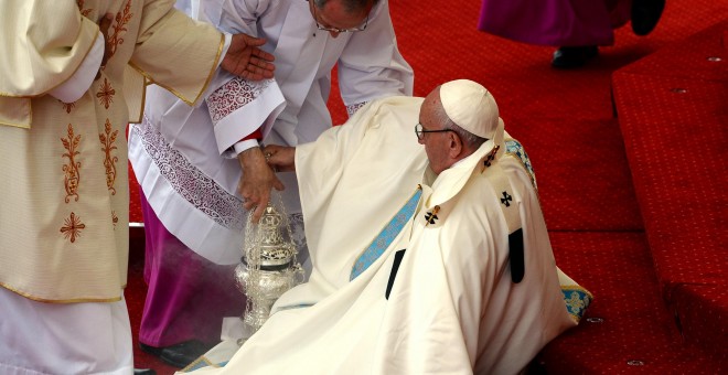 El papa Francisco se cae durante una misa en su viaje a Czestochowa, en Polonia/REUTERS