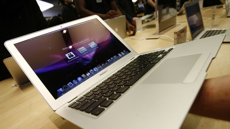 Un comprador sostiene una MacBook Air en la tienda de Apple en Nueva York. 1 de febrero de 2008.