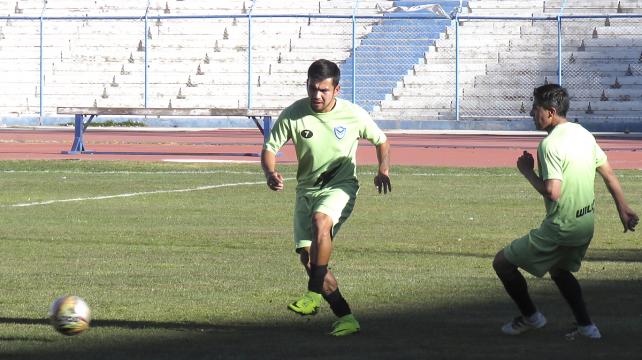 Jhosimar Prado junto a Ariel Juárez durante la práctica en el estadio Bérmudez, Foto Etzhel A. Llanque %image_alt%