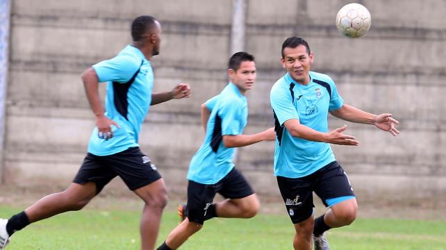 Los jugadores de la academia trabajaron este miércoles en la sede del club en la parte táctica. Foto: Fuad Landívar %image_alt%