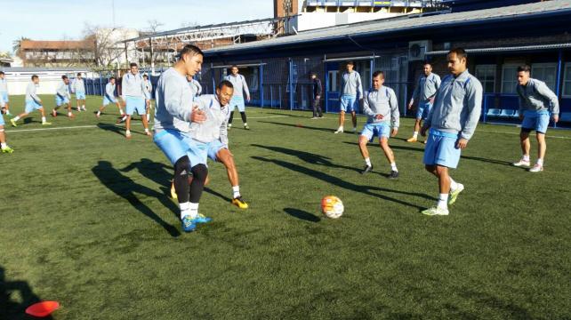 Trabajo de los jugadores de Bolívar en las canchas auxiliares de Boca Juniors:Foto Club Bolívar %image_alt%