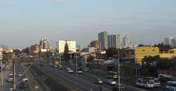 El cielo amaneció con muy poca nubosidad y el sol ya se deja sentir en la capital cruceña