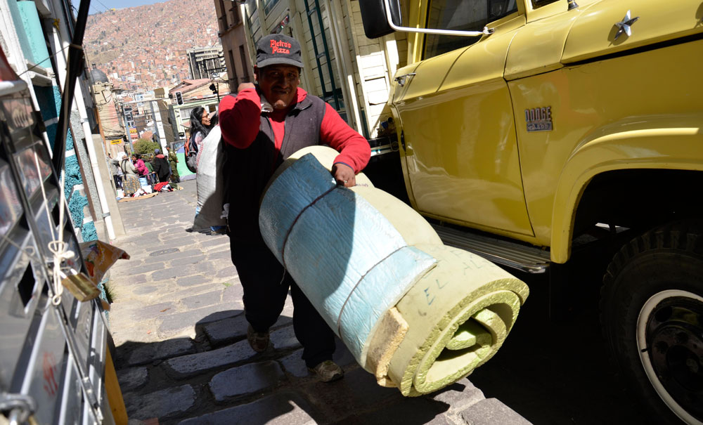 Colchones y otros enseres son trasladados a camiones