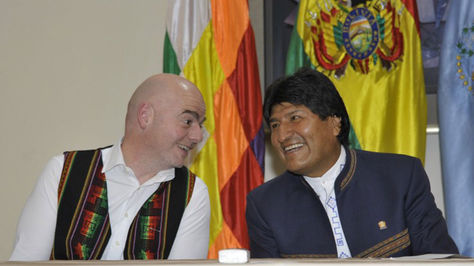 El presidente de la FIFA, Gianni Infantino, y el Mandatario Evo Morales en Palacio de Gobierno en marzo pasado