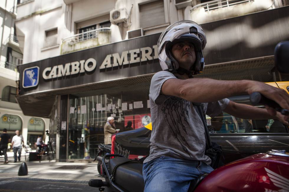 Un motociclista circula por la puerta de una de las casas de cambio más conocidas de Buenos Aires. Un motociclista circula por la puerta de una de las casas de cambio más conocidas de Buenos Aires.