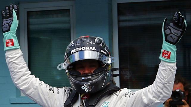 Nico Rosberg levanta la manos en señal de victoria. Foto: Reuters %image_alt%