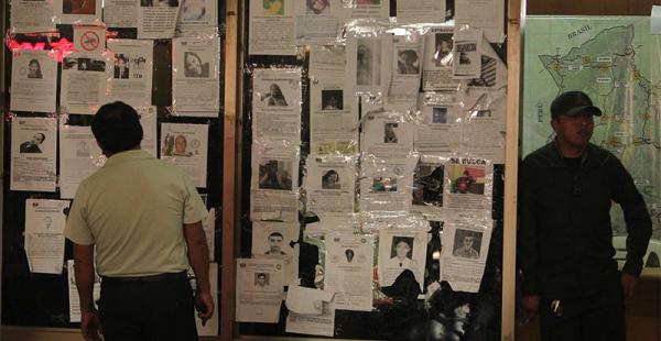 En la Policía de la terminal Bimondal, abundan las fotos de los desaparecidos. Los familiares los buscan