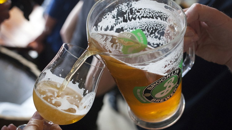 Personas distrutan de una bebida en un festival de la cerveza en Brooklyn, Nueva York. 6 de abril de 2015.