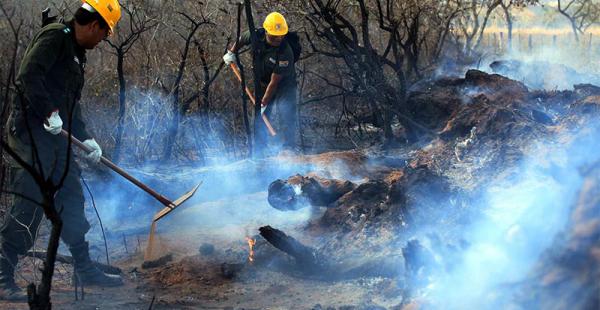 Los fuertes vientos complican las tareas de los bomberos, soldados y pobladores que operan en el lugar