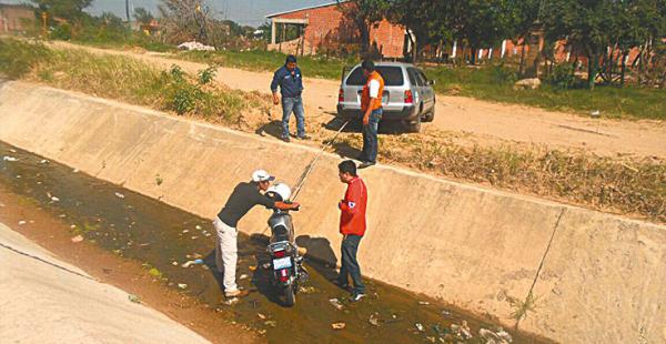 Tras caer al canal, conductores acudieron para prestarle ayuda