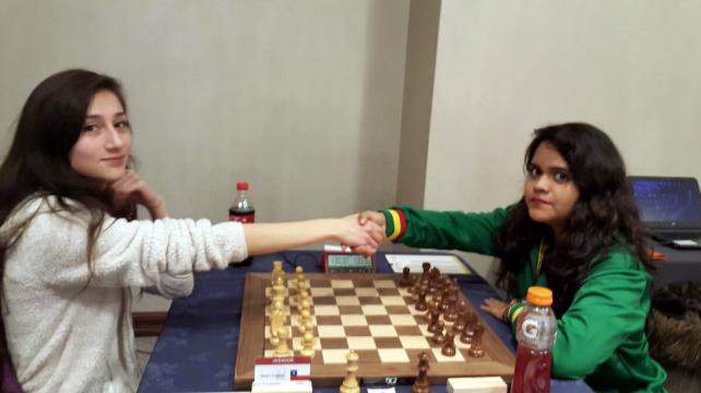 La boliviana Nataly Monroy (dcha.) saluda a la chilena Valeria Melín, poco antes de vencerla. Foto: Familia Monroy %image_alt%