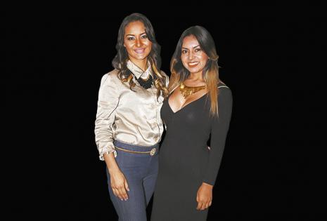 Posando. Linda Padiustinni y Yasmin Padilla