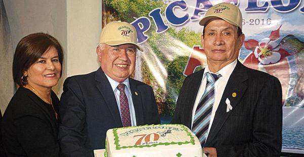 El titular de los Picaflores, Bergman Montes Vanucci, su esposa, Dany Morón, y el ‘vice’ Adhemar Suárez Salas, que se lució como maestro de ceremonia
