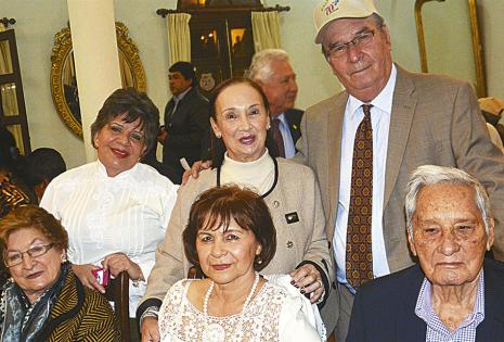 De pie, ‘Yuyi’ Hurtado, Alba Verdura de Castedo y Johnny Castedo. Sentados: Carmen Molina de Peña, Nancy Chávez de Áñez y el socio fundador Lorgio Áñez, que también fue distinguido