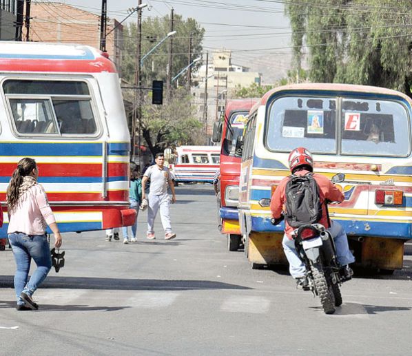 TRANSPORTISTAS CERRARON LAS CALLES CON SUS VEHÍCULOS Y LA POBLACIÓN TUVO QUE CAMINAR.
