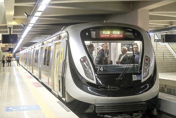 EL PRESIDENTE DE BRASIL, MICHEL TEMER (C-D), DENTRO EL METRO JUNTO AL GOBERNADOR DE RÍO DE JANEIRO, LUIZ FERNANDO PEZÃO (C-I). EFE