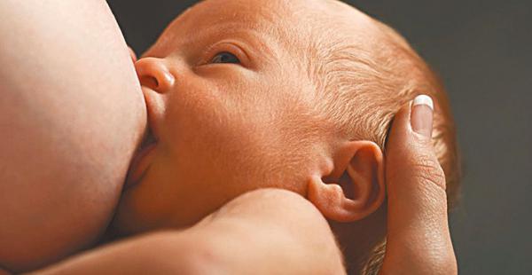 La lactancia materna debe extenderse al menos hasta los seis meses de edad