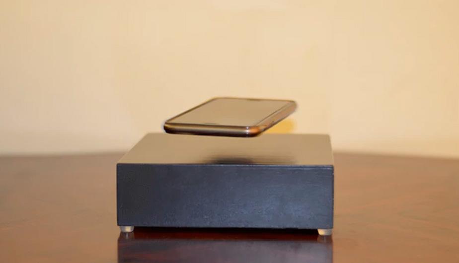 Gracias al magnetismo, este increíble dispositivo cargará la batería de tu smartphone mientras este flota en el aire. ¿Te gusta? (Foto: Captura) Gracias al magnetismo, este increíble dispositivo cargará la batería de tu smartphone mientras este flota en el aire. ¿Te gusta? (Foto: Captura)