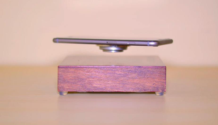 Gracias al magnetismo, este increíble dispositivo cargará la batería de tu smartphone mientras este flota en el aire. ¿Te gusta? (Foto: Captura) Gracias al magnetismo, este increíble dispositivo cargará la batería de tu smartphone mientras este flota en el aire. ¿Te gusta? (Foto: Captura)