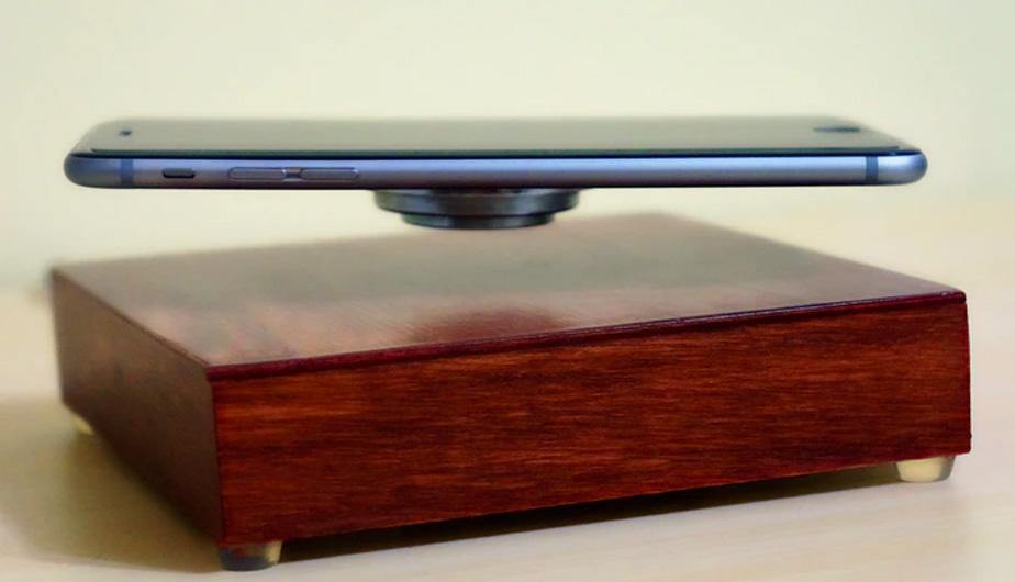 Gracias al magnetismo, este increíble dispositivo cargará la batería de tu smartphone mientras este flota en el aire. ¿Te gusta? (Foto: Captura) Gracias al magnetismo, este increíble dispositivo cargará la batería de tu smartphone mientras este flota en el aire. ¿Te gusta? (Foto: Captura)