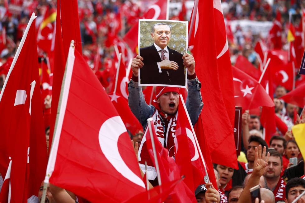 Miles de turcos salen a la calle en la ciudad alemana de Colonia en apoyo a Erdogan