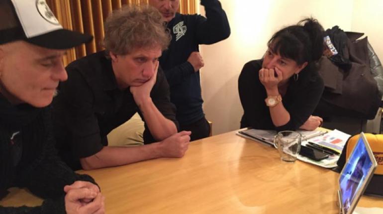 Los músicos Charly Alberti (2I) y Zeta Bosio (i) integrantes de la banda de rock en español Soda Stereo junto a los miembros del Circo del Sol. | EFE