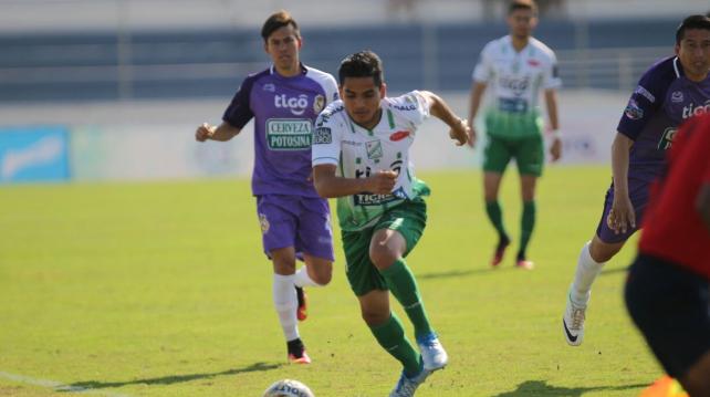 Pinto intenta llegar al balón ante la marca de Mendoza. Foto: Gabriel Vásquez %image_alt%