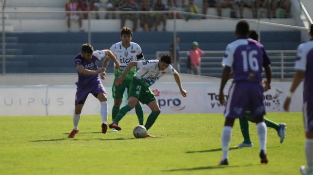 Pedro Azogue intenta quitarse la marca de un rival de Real Potosí en el estadio Édgar Peña Gutiérrez. Foto. Gabriel Vásquez %image_alt%