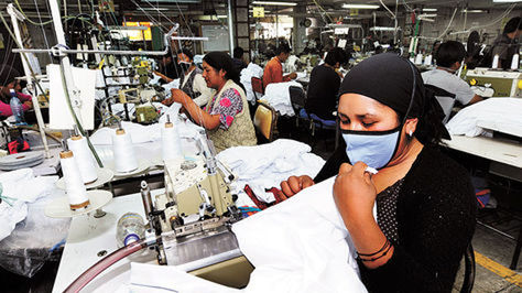 Varios empleados realizan la confección de prendas de vestir en una de las plantas de Enatex.