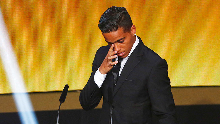 Wendell Lira recibe el premio Puskás de la FIFA al mejor gol del año 2015