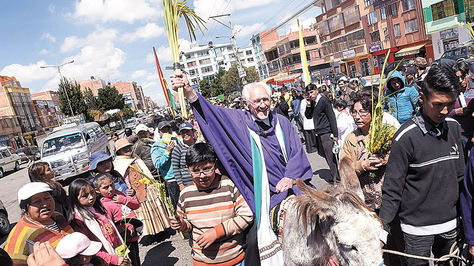 El Alto. Obermaier arriba de un burrito recorre por las calles de Villa Adela en el Domingo de Ramos. 