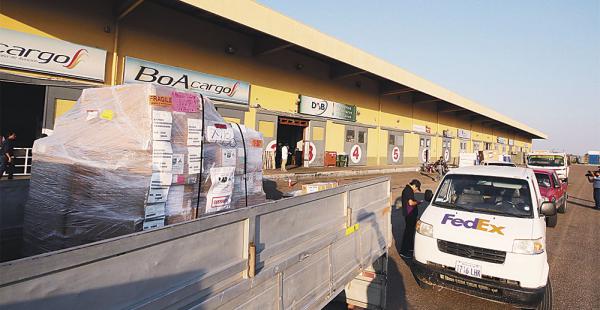 Una comisión hace un inventario de las mercancías en los depósitos de DAB. Hay preocupación