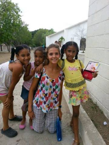 Isabela con alumnas en Sabana Yegua. Isabela con alumnas en Sabana Yegua.