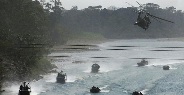 La Fuerza Áerea y la Armada, en un trabajo integrado, como se puede observar en la foto. El ejercicio sirvió para mostrar la capacidad de coordinación entre las fuerzas militares.