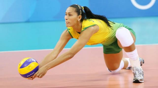 Jaqueline Carvalho en plena acción durante un ecuentro de voleibol. Foto. Internet %image_alt%