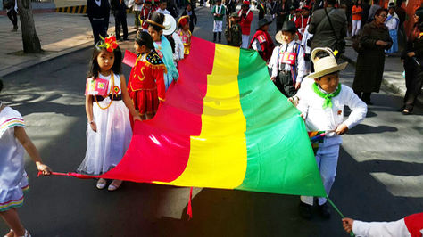 Desfile de niños por el aniversario patrio, el jueves, en el barrio de Sopocachi
