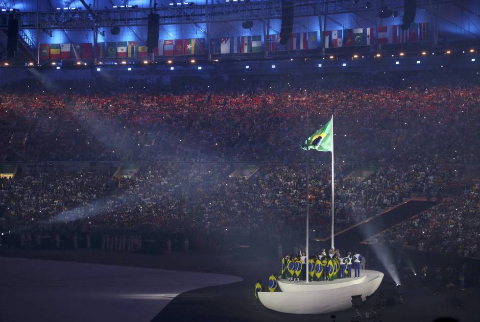 La bandera, izada en el Maracaná. La bandera, izada en el Maracaná.